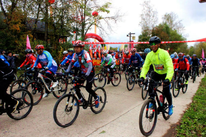 枫叶美食摄影节期间举办的山地自行车竞速赛（李志伟 摄）